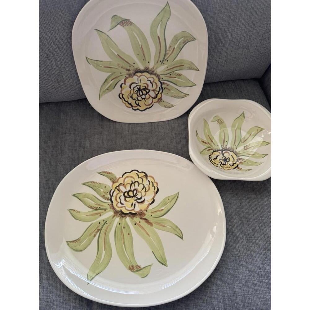 MACHING PAIR RED WING POTTERY " ZINNIA " PATTERN HAND PAINTED‎ 3 plates